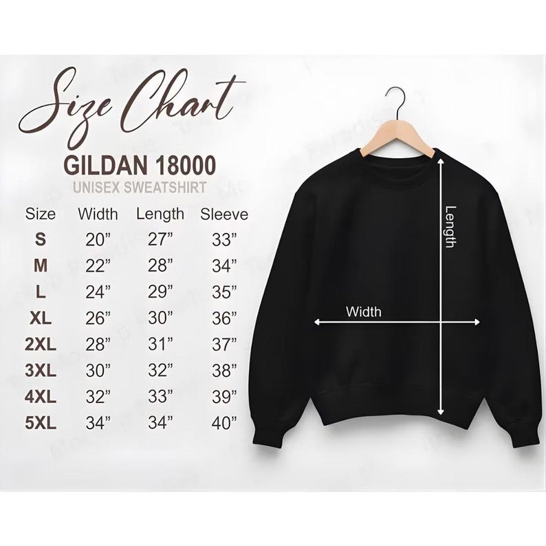 Pu&ograve; includere: Una felpa unisex nera Gildan 18000 &egrave; appesa a un gancio. A sinistra &egrave; visualizzata una tabella delle taglie, che mostra le misure in centimetri per le taglie dalla S alla 5XL. La tabella include misure di larghezza, lunghezza e manica.