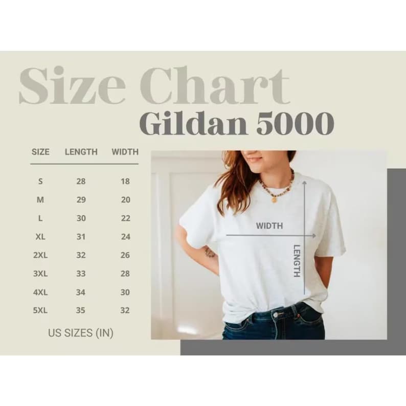 Pu&ograve; includere: Tabella delle taglie delle t-shirt Gildan 5000 bianche con misure in pollici. La tabella include le taglie dalla S alla 5XL, con le relative lunghezze e larghezze. Una persona indossa una t-shirt bianca, con frecce che indicano la larghezza e la lunghezza.