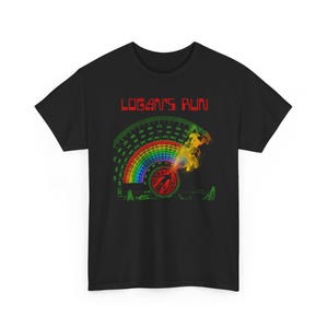 Puede incluir: Una camiseta negra de manga corta con el texto rojo LOGAN'S RUN sobre un gráfico de un medidor semicircular con un espectro de arcoíris, un emblema circular rojo central con una silueta y un efecto de llama de color amarillo.