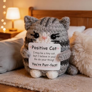 Décoration de bureau avec affirmation positive, petite peluche de chat au crochet, cadeau pour amoureux des chats