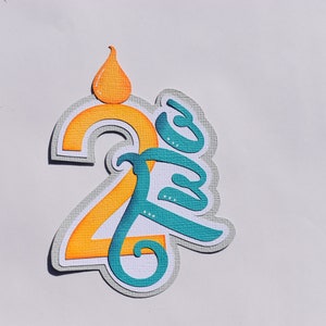 Könnte beinhalten: Ein Papierschnitt der Zahl "26" in Orange und Türkis, mit grauem Umriss. Eine kleine orangefarbene Flammenform befindet sich über der Zahl. Das Design befindet sich auf weißem Hintergrund.