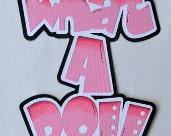 Puede incluir: Un diseño de papel troquelado en rosa con las palabras "What A DO!" en un estilo de letras de burbujas. Las letras tienen un contorno blanco y un borde negro. El signo de exclamación está hecho de puntos blancos.