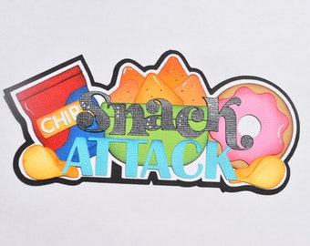 Puede incluir: Una ilustración colorida de un ataque de aperitivos con una bolsa de patatas fritas, un tazón de patatas fritas, una rosquilla y las palabras "Snack Attack" en negro y azul.