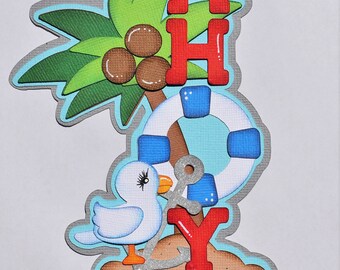 Puede incluir: Una manualidad de papel en capas con temática tropical. Incluye una palmera, cocos, un salvavidas, una gaviota y las letras A, H e Y en rojo. Un ancla plateada y arena completan el diseño.
