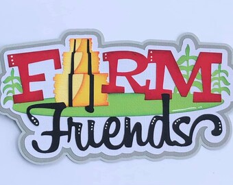 Puede incluir: Un diseño troquelado de papel en capas con las palabras "FARM FRIENDS" en rojo y negro. El diseño incluye un campo verde, tallos de maíz y balas de heno apiladas. La forma general es un rectángulo redondeado con un borde gris.