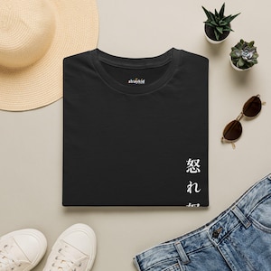 Può includere: Una t-shirt nera a maniche corte con scollo rotondo. Il capo presenta caratteri giapponesi bianchi stampati verticalmente sul lato inferiore destro. L'etichetta interna sul collo riporta la scritta straykid in lettere bianche.