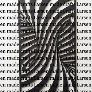 Puede incluir: Obra de arte abstracta en blanco y negro con un diseño en espiral. La obra de arte presenta un patrón repetido del texto "en made crafts Larsen made crafts Larsen". La pieza tiene una estética moderna y geométrica.