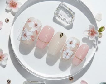 Unghie finte floreali dipinte a mano: gel rosa cipria con dettagli dorati