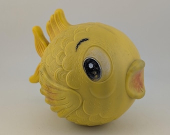 Juguete antiguo de plástico duro de los años 50 con forma de pez globo y sonajero - Fabricado en Inglaterra