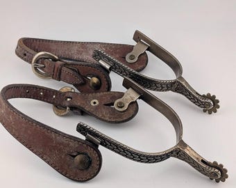 Espuelas vaqueras vintage del Oeste con correas de cuero y metal grabado - Par a juego
