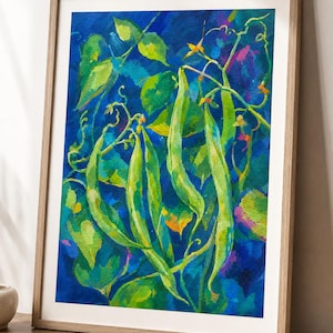 Op de afbeelding: Een ingelijste aquarel van groene bonenplanten tegen een diepblauwe achtergrond. Het kunstwerk toont levendige groene bonenpeulen, bladeren en delicate ranken. De schildering is gevat in een lichtgekleurde houten lijst.