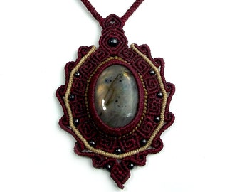 Macrame Necklace "Samantha" with labradorite stone.