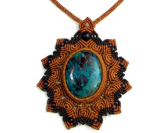 Macrame Necklace "Lotus flower" with labradorite stone.