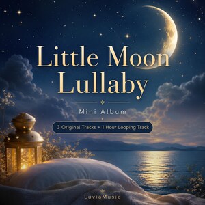 Può includere: Una copertina di album digitale intitolata Little Moon Lullaby, Mini Album, 3 Original Tracks + 1 Hour Looping Track e LuviaMusic. La scena presenta una lanterna illuminata, un cuscino bianco, un lago calmo e una luna crescente nel cielo.