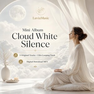 以下が含まれることがあります： LuviaMusicのデジタルアルバムカバー「Cloud White Silence」。白い服を着た人物が満月の浮かぶ雲に囲まれた空間で瞑想しており、3つのオリジナル曲、1時間のループトラック、デジタルMP3ダウンロードのテキストが記載されています。