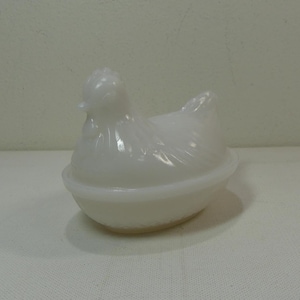 Vintage witte glazen hazelaar-atlas met kip op nest afgedekte snoepschaal