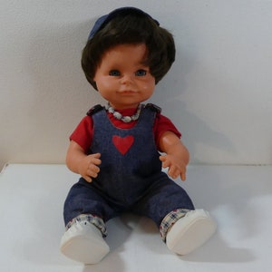 Vintage 14-Zoll-Vinyl-Kleinkind-Jungen-Spielpuppe mit Kurzen Braunen Haaren, Blauen Schlafaugen & Sound im Latz-Overall-Outfit