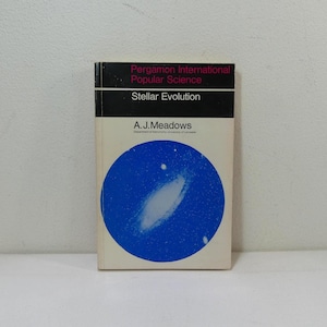 Może przedstawiać: Książka zatytułowana "Stellar Evolution" autorstwa A.J. Meadows. Okładka przedstawia niebieskie koło z białą ilustracją galaktyki. Część serii Pergamon International Popular Science.