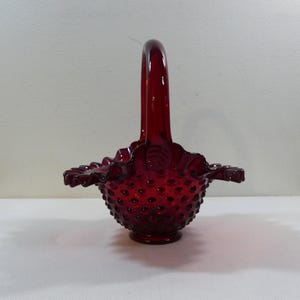 Cesta de vidrio de 7" con borde fruncido, diseño de Amberina, color rojo rubí y patrón de clavos Fenton vintage de los años 70, n.° 3837