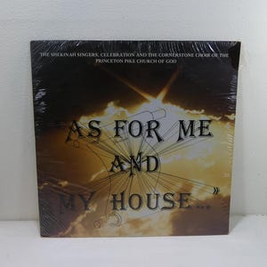 Puede incluir: Una portada de álbum de vinilo con un fondo de cielo nublado amarillo, naranja y blanco. El título del álbum es "As For Me And My House" con las palabras "Featuring" en una fuente más pequeña debajo del título. El álbum es de The Shekinah Singers, Celebration y The Cornerstone Choir of the Princeton Pike Church of God.