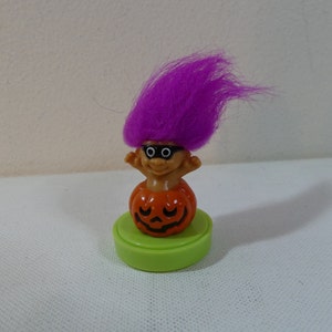 Vintage 90er Jahre Russ Halloween Mini Troll mit lila Haaren in Jack &#39;o Lantern Trick or Treat Stempel