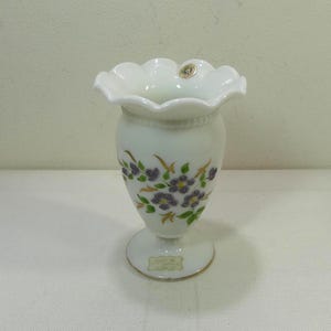 Westmoreland witte melkglas met de hand versierd boeket met kralen 5,5" footed vaas met getextureerd paars bloemdessin