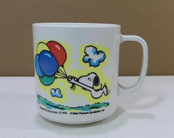 Taza infantil vintage de Danara con el personaje Snoopy de Peanuts