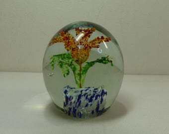 Geblazen kunstglazen presse-papier met ingekapseld bloemontwerp