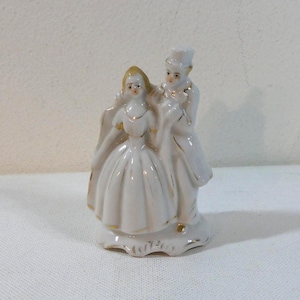 Vintage Porcelain 3.75&quot; Romantic Couple Figurine