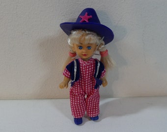 1995 Kid Kore 5" Blonde Little Sister Cowgirl Doll avec chapeau de shérif ~ jouet vintage des années 90