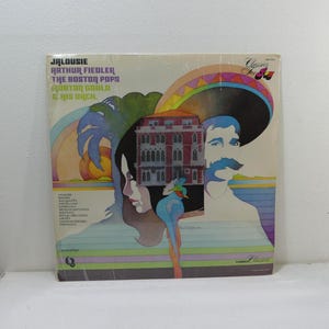 Op de afbeelding: Een vintage vinyl platenhoes met de titel "Jalousie" en de namen Arthur Fiedler, The Boston Pops en Morton Gould & His Bach. De cover art bevat een kleurrijke illustratie van een man met een snor, een vrouw en een vogel.