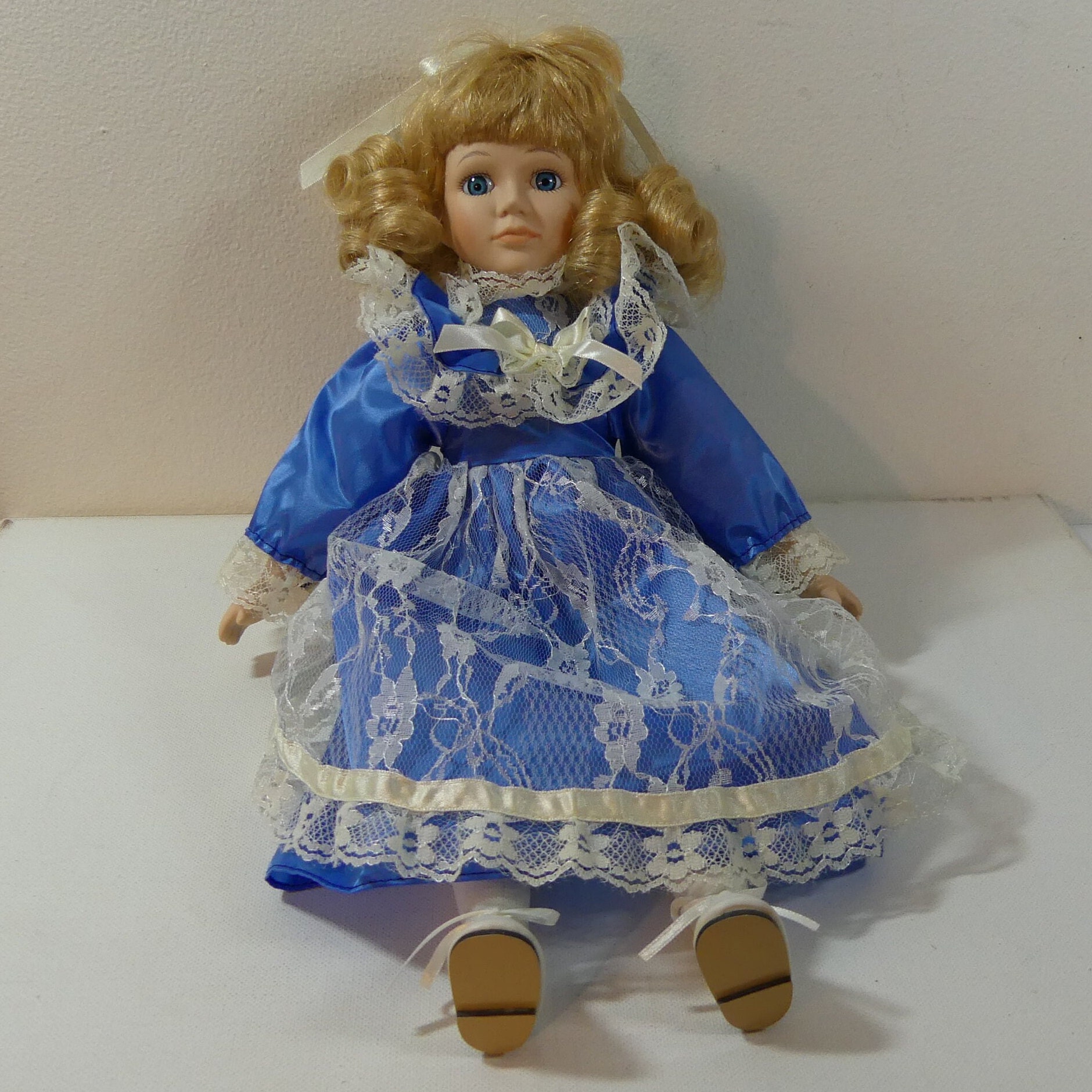 Robe En Soie Bleue Avec Dentelle Pour Poupée De 37-39 Cm - Création Française Georgette Bravot