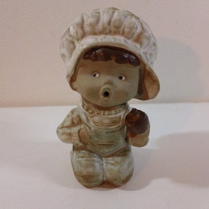 Vintage stengods keramik knäböjande pojke med äpple figurin ~ Seymour Mann