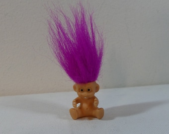 Mini bébé troll assis Creata des années 90 aux cheveux violets