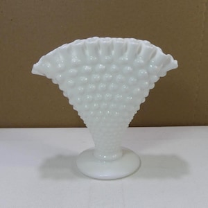 Jarrón abanico ondulado de vidrio lechoso de 15 cm con diseño de clavos Fenton vintage n.° 3957 MI