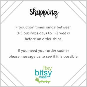 Peut inclure: Texte blanc sur fond gris avec une bordure noire. Le texte indique "Shipping" et "Production times range between 3-5 business days to 1-2 weeks before an order ships. If you need your order sooner please message us to see if it is possible."  En dessous du texte se trouve un logo avec le texte "itsy bitsy wear" et un ver de dessin anim&eacute;.
