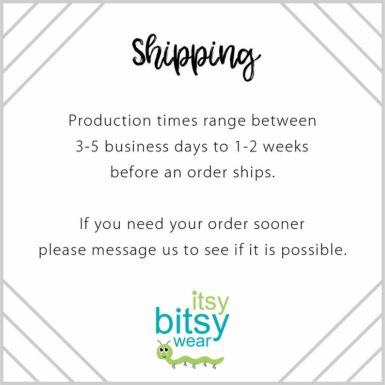 Peut inclure: Texte blanc sur fond gris avec une bordure noire. Le texte indique "Shipping" et "Production times range between 3-5 business days to 1-2 weeks before an order ships. If you need your order sooner please message us to see if it is possible."  En dessous du texte se trouve un logo avec le texte "itsy bitsy wear" et un ver de dessin anim&eacute;.
