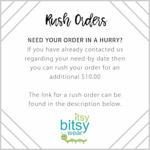 Peut inclure: Texte blanc sur fond gris avec une bordure noire. Le texte indique "Rush Orders". Le texte ci-dessous indique "NEED YOUR ORDER IN A HURRY? If you have already contacted us regarding your need-by date then you can rush your order for an additional $10.00. The link for a rush order can be found in the description below. itsy bitsy wear". Un ver vert avec un visage souriant se trouve sous le texte.