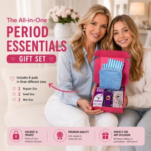 以下が含まれることがあります： 「PERIOD ESSENTIALS」と書かれたピンク色のギフトセットには、3つのサイズのパッド、青色のコーデュロイポーチ、その他のアイテムが含まれています。「DISCREET & PRIVATE」と「PREMIUM QUALITY」と書かれています。このセットはあらゆる機会に最適です。