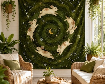 Gobeläng med himmelsk kanin, väggbonad med månstjärnekanin, mörkgrön rumsdekor i cottagecore, mystisk skogsmark i barnrum, boho väggkonst