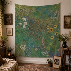 Puede incluir: Un gran tapiz de pared rectangular que presenta una densa escena de jardín impresionista llena de follaje verde variado, racimos de hortensias blancas, girasoles amarillos y pequeñas flores silvestres rojas, azules y rosas.