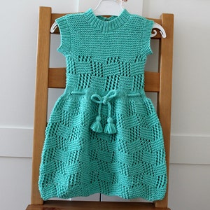 Modèle de tricot Robe bébé enfant en bas âge Robe bébé Rosalinda tailles 0-3, 3-6, 12 mois et 24 mois robe en tricot de dentelle pour bébé modèle pdf image 1