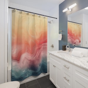 Op de afbeelding: Een kleurrijk douchegordijn met een abstract ontwerp. Het gordijn heeft een mix van kleuren, waaronder tinten geel, oranje, rood, roze en blauw. Het ontwerp heeft een gemarmerd of aquareleffect, waardoor een vloeiende, artistieke uitstraling ontstaat.