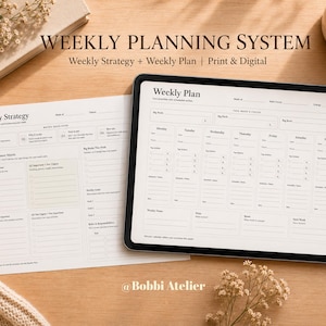 Könnte beinhalten: Ein wöchentliches Planungssystem mit dem Text "Weekly Planning System" und "Weekly Strategy + Weekly Plan | Print & Digital". Das Bild zeigt ein Tablet mit einem Wochenplan, eine gedruckte Wochenstrategie und eine Tasse Kaffee.
