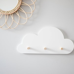 Puede incluir: Un letrero de madera rústica con el texto "Welcome to our home" en letras blancas. El letrero presenta un acabado envejecido y un diseño sencillo y acogedor, perfecto para un porche o entrada.