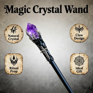 Peut inclure: Une baguette magique en cristal avec un cristal violet et un manche noir. La baguette pr&eacute;sente un design de griffe et est d&eacute;crite comme un cristal naturel et un accessoire de rituel. Le texte "Magic Crystal Wand" est en haut.
