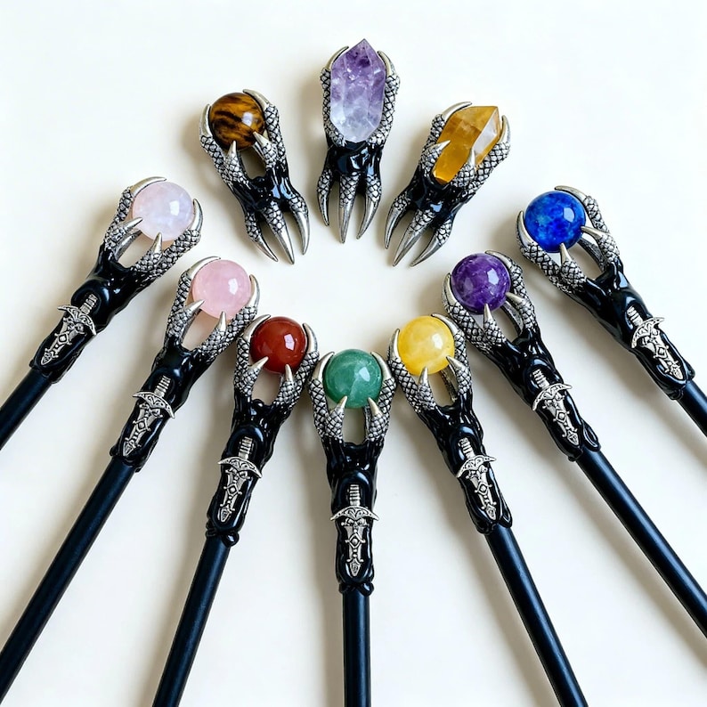 Peut inclure: Une collection de baguettes d&eacute;coratives avec des manches noirs et des supports argent&eacute;s en forme de griffes. Chaque baguette pr&eacute;sente une pierre pr&eacute;cieuse de couleur diff&eacute;rente, notamment de l'am&eacute;thyste, du quartz rose et de l'&oelig;il de tigre. Les baguettes ont un motif d'&eacute;p&eacute;e pr&egrave;s du haut de la poign&eacute;e.