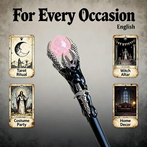 Peut inclure: Un b&acirc;ton noir et argent&eacute; orn&eacute; d'une sph&egrave;re de cristal rose, avec une poign&eacute;e en forme de griffes. L'image comprend des cartes de tarot avec les textes "Tarot Ritual", "Witch Altar", "Costume Party" et "Home Decor". Le texte "For Every Occasion" et "English" sont &eacute;galement visibles.