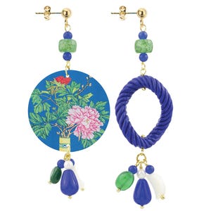 Può includere: Orecchini color oro. Uno presenta un ciondolo circolare blu con un fiore rosa e foglie verdi. L'altro ha un ovale blu a forma di corda. Entrambi hanno accenti verdi, blu e bianchi.