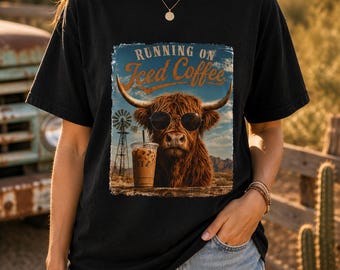 Camiseta Running On Iced Coffee, Camiseta Highland Cow Coffee, Camiseta divertida para amantes de la cafeína, Camiseta con estampado de vaca del oeste, Camiseta para amantes del café campestre